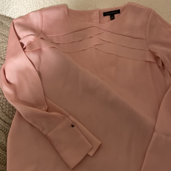 Selling a bundle of (4) banana republic blouses in excellent condition! - Picture 3 of 10